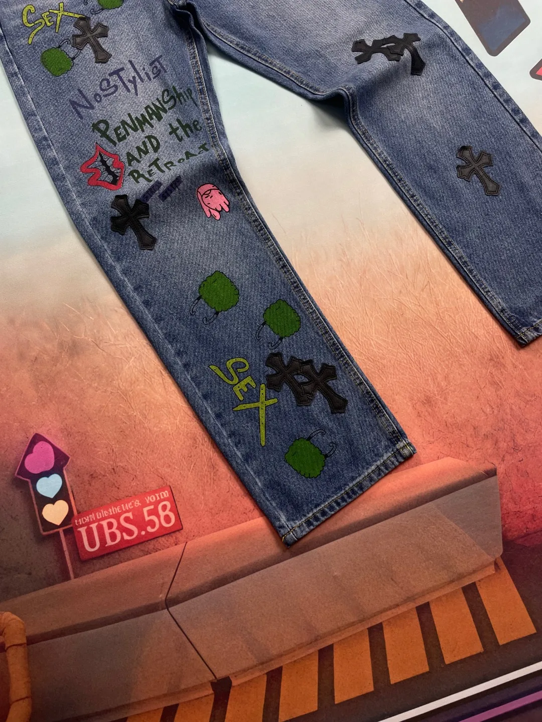 🅿️270 🔘Style No.-KL153 🔘Cro Heart𝐂𝐡𝐫𝐨𝐦𝐞 𝐇𝐞𝐚𝐫𝐭 CH Graffiti-patched Little Monster Jeans* This Crocodile Jeans are the perfect fusion of trend and ingenuity. High-quality denim is selected and undergoes a special washing process to present a natural retro color and texture. The iconic black cross patch is scattered and matched with colorful personalized graffiti and patterns to break the monotony and release an unruly attitude. Three-dimensional tailoring outlines clean lines, and the fit is comfortable and flattering. Whether paired with a simple T-shirt or a statement top, you can easily create an eye-catching look and help you express your unique fashion sense.  Size: S M L XL (28.30.32.34) Color: Blue
